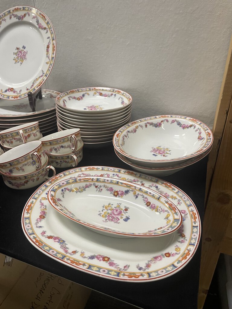 Minton Rose Style H and C Heinrich Porcelain Dinner Set (86 Pcs)