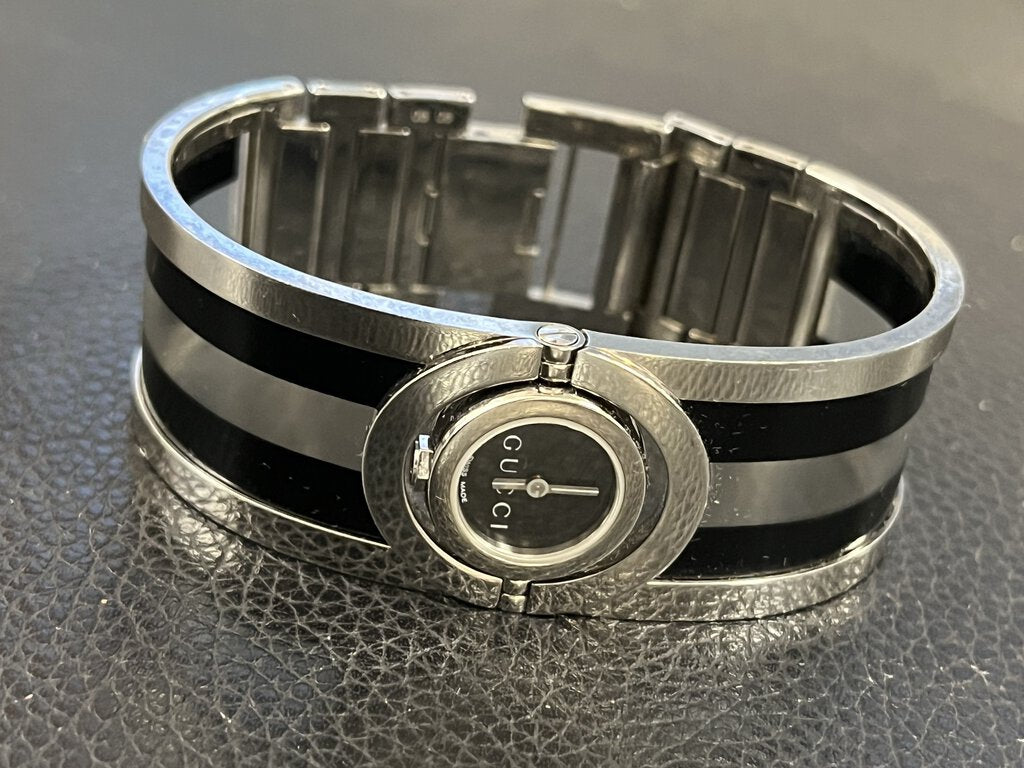 GUCCI 112 Twirl Black Bangle Watch