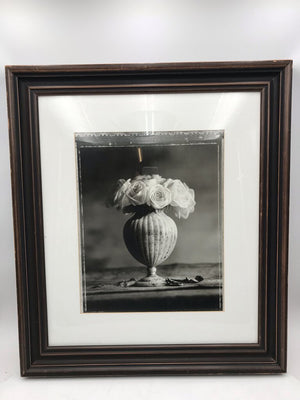 Z Gallerie Black/White Roses in Round Vase Photo Print