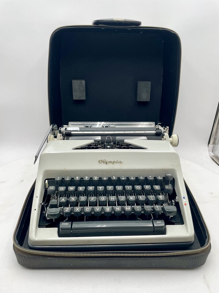 Vintage OLYMPIA SM9 DE LUXE Manual Typewriter w/ Carrying Case (Needs Ribbon)