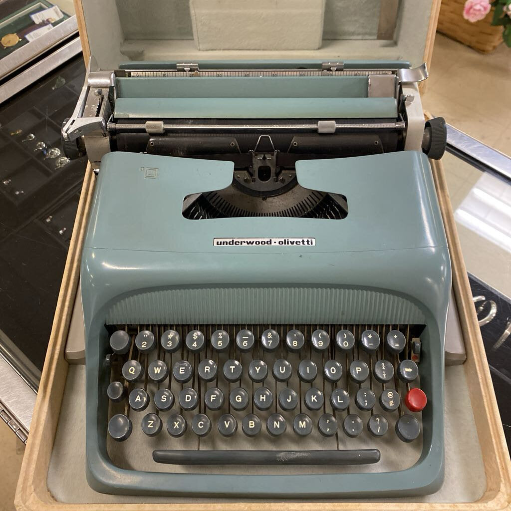 Vintage Olivetti Underwood Typewriter w/ Case