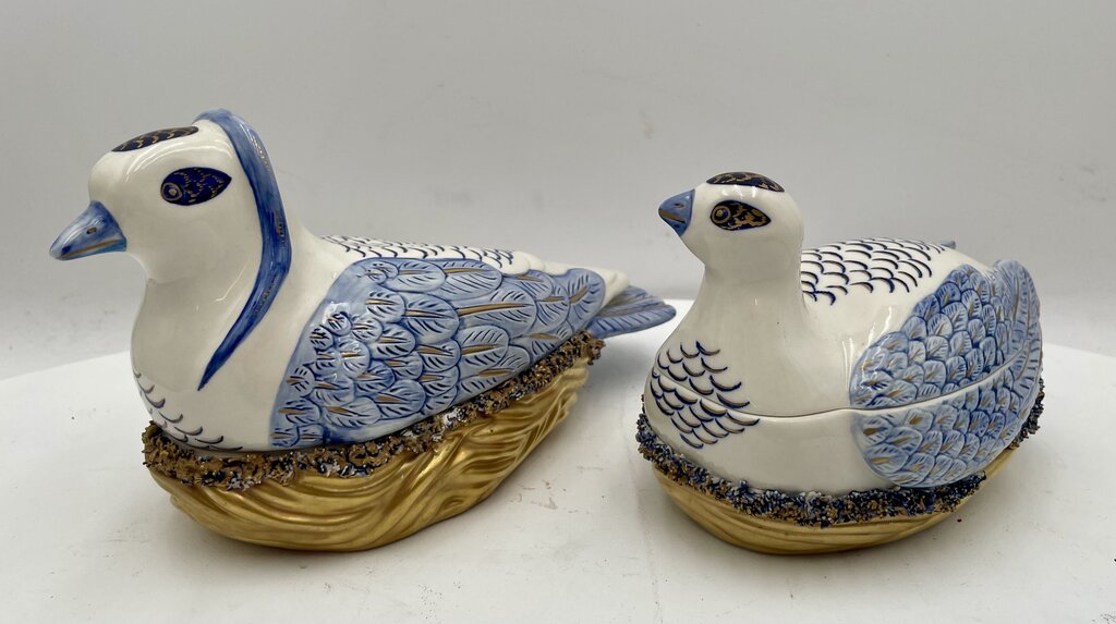 Italian Porcellane D'Arte Ermete Agostinelli Blue White Gilt Lidded Nesting Bird (#394B) (B)