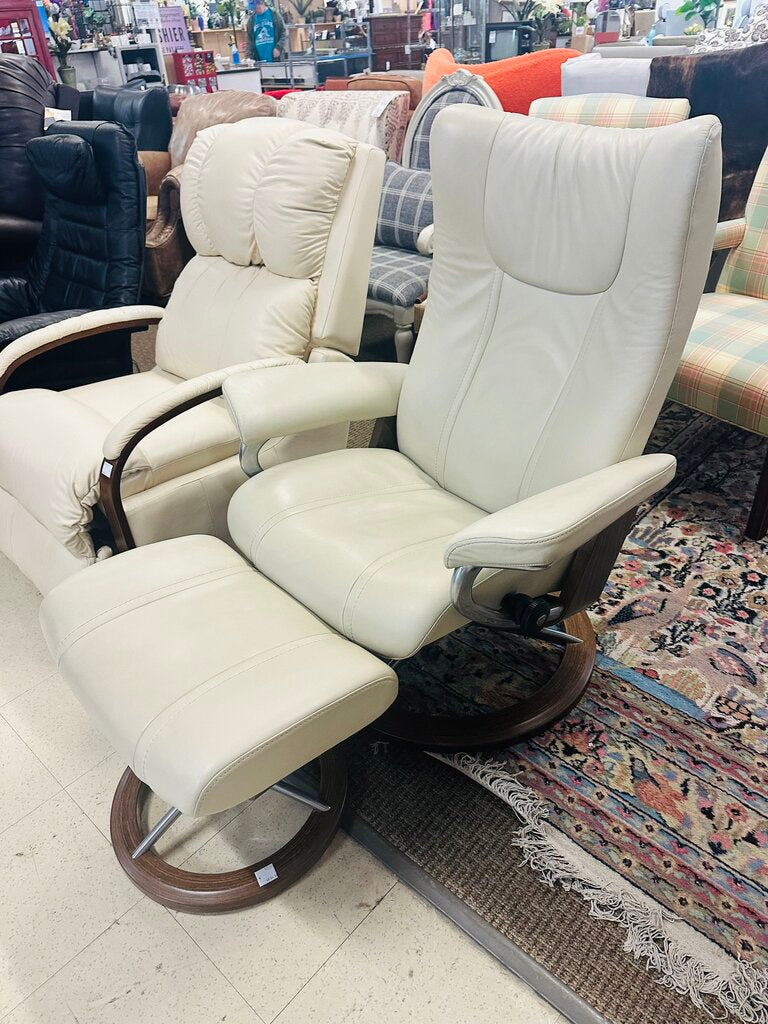 Stressless Ekornes Chair With Ottoman MSRP $2200
