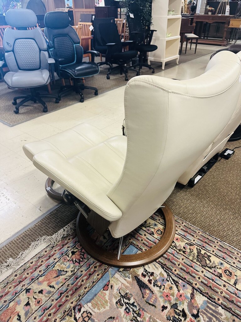 Stressless Ekornes Chair With Ottoman MSRP $2200