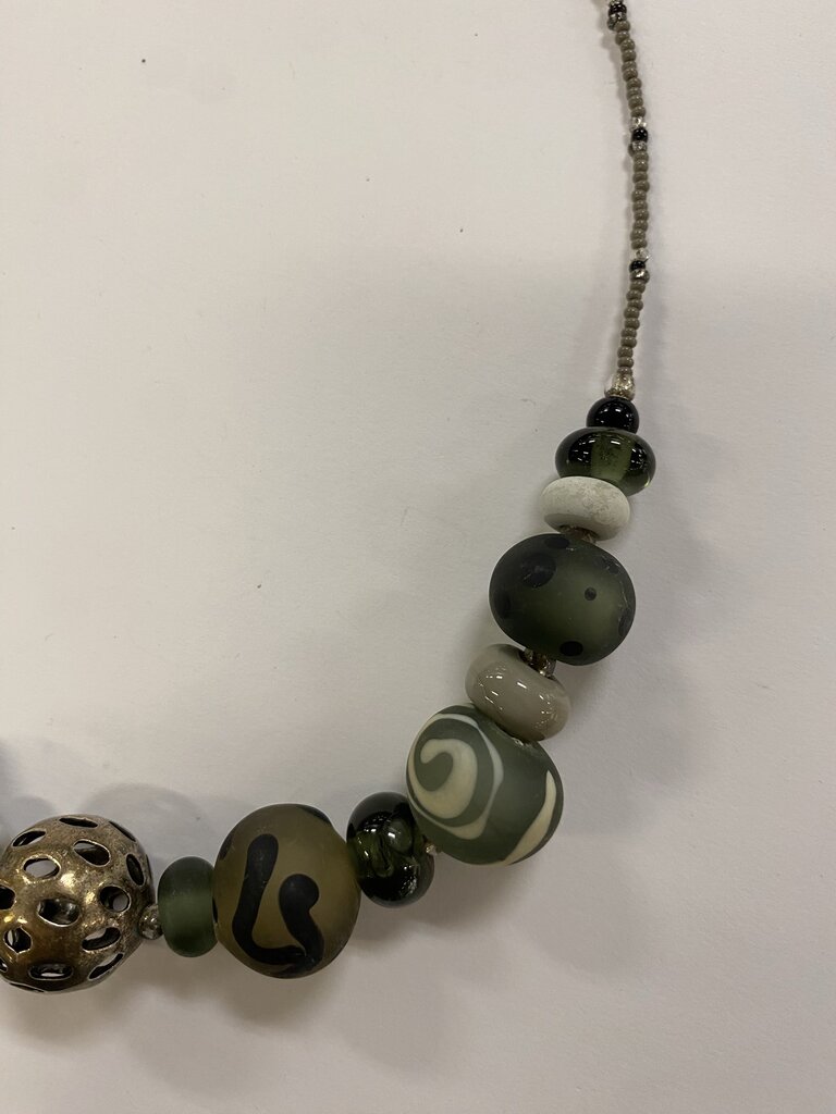 Mixed Material Beaded Wire Necklace