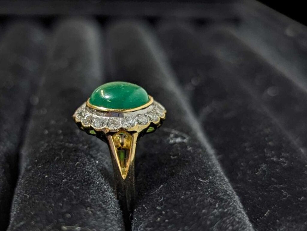 Dyed Quartzite w/ Diamonds Ring 18k Yellow Gold ( green stone )