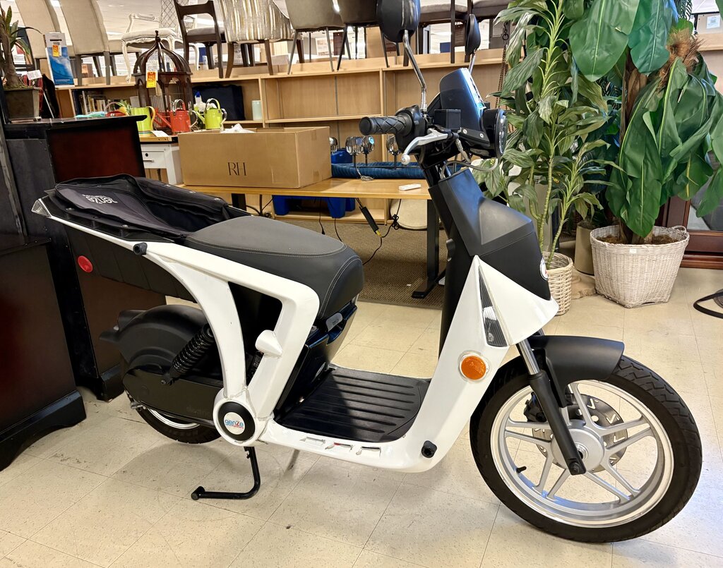 GenZe 2.0 White Electric Scooter w/ Removeable Lithium Battery (Used Only 1390 Mi)