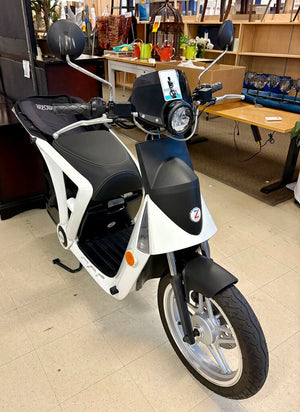 GenZe 2.0 White Electric Scooter w/ Removeable Lithium Battery (Used Only 1390 Mi)