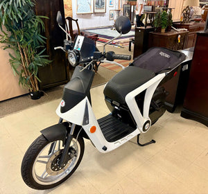 GenZe 2.0 White Electric Scooter w/ Removeable Lithium Battery (Used Only 1390 Mi)