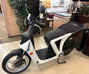 GenZe 2.0 White Electric Scooter w/ Removeable Lithium Battery (Used Only 1390 Mi)