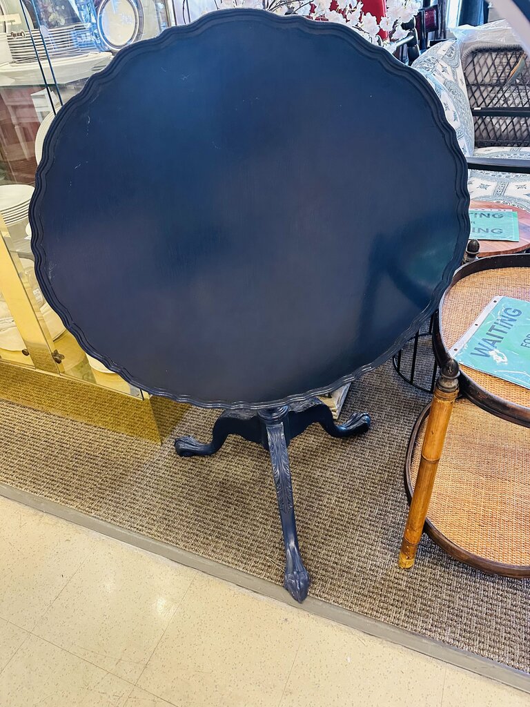 Pie Crest Boarder Top 32" Round Tilt Top Table