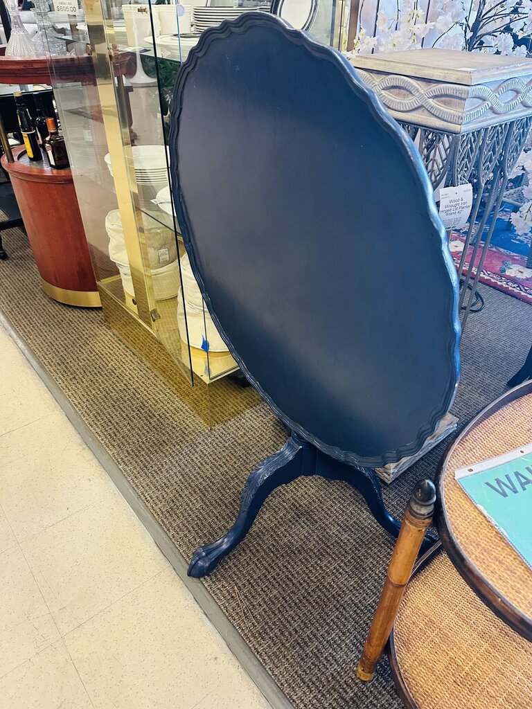 Pie Crest Boarder Top 32" Round Tilt Top Table