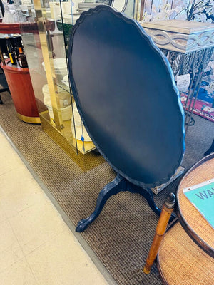Pie Crest Boarder Top 32" Round Tilt Top Table