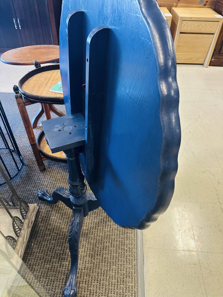 Pie Crest Boarder Top 32" Round Tilt Top Table