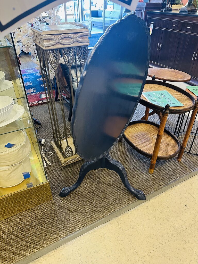 Pie Crest Boarder Top 32" Round Tilt Top Table