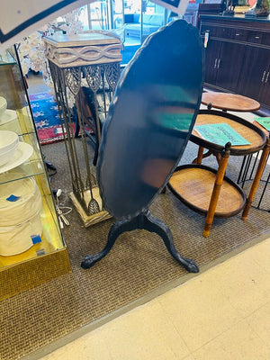 Pie Crest Boarder Top 32" Round Tilt Top Table