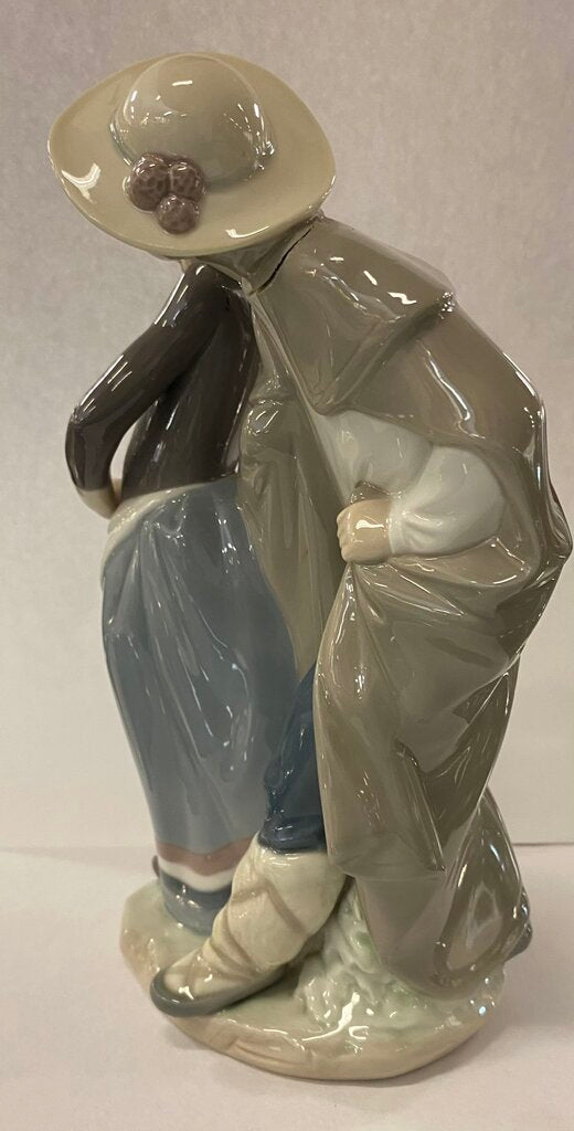 Lladro "Little Couple Kissing" 1180 (boy's neck repaired)