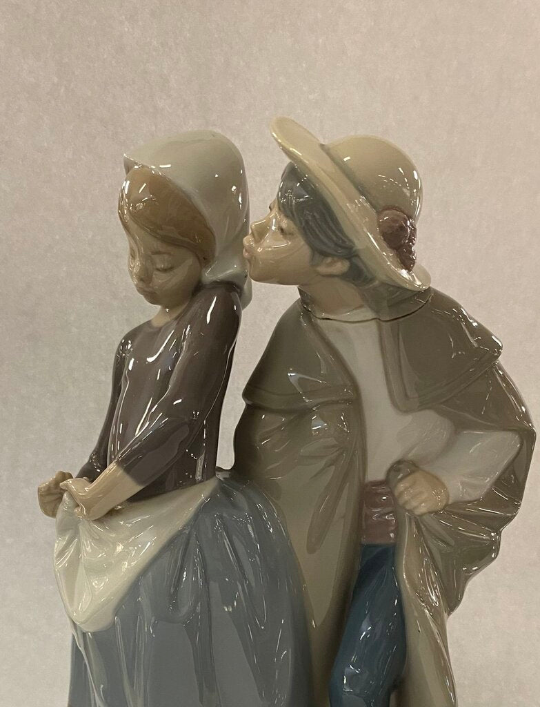 Lladro "Little Couple Kissing" 1180 (boy's neck repaired)