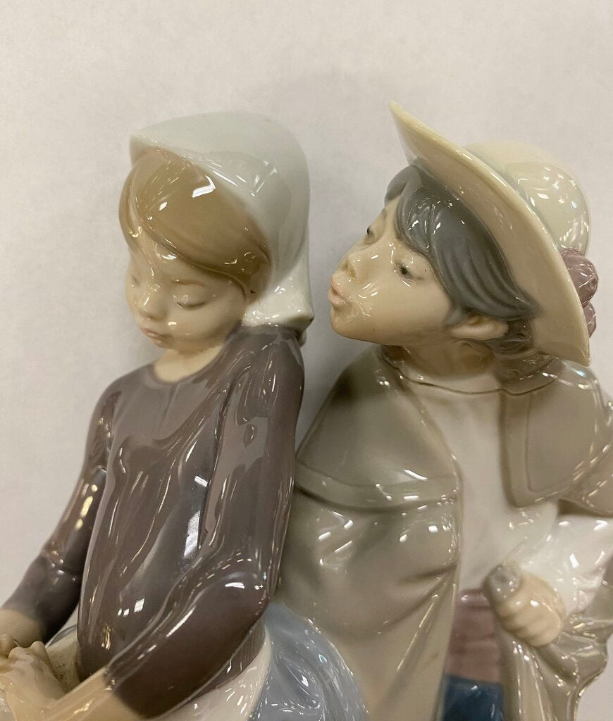 Lladro "Little Couple Kissing" 1180 (boy's neck repaired)