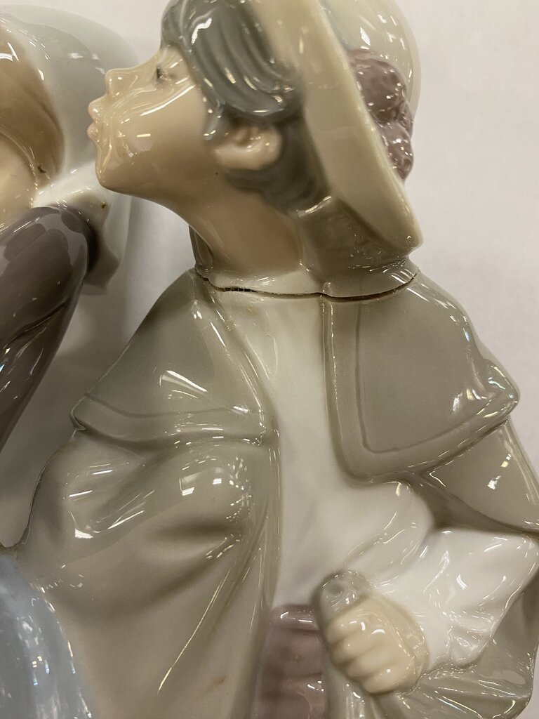 Lladro "Little Couple Kissing" 1180 (boy's neck repaired)