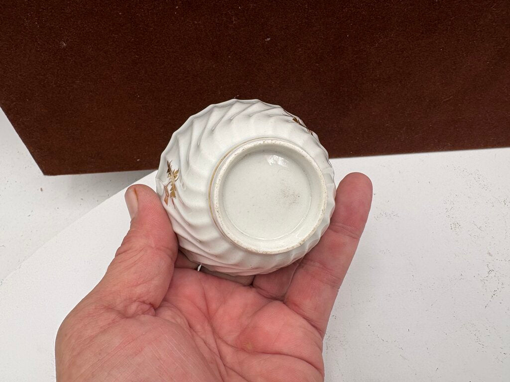 Late 18th C. Flight Worcester Blue Gilt Thistle Twist Ribbed Tea bowl