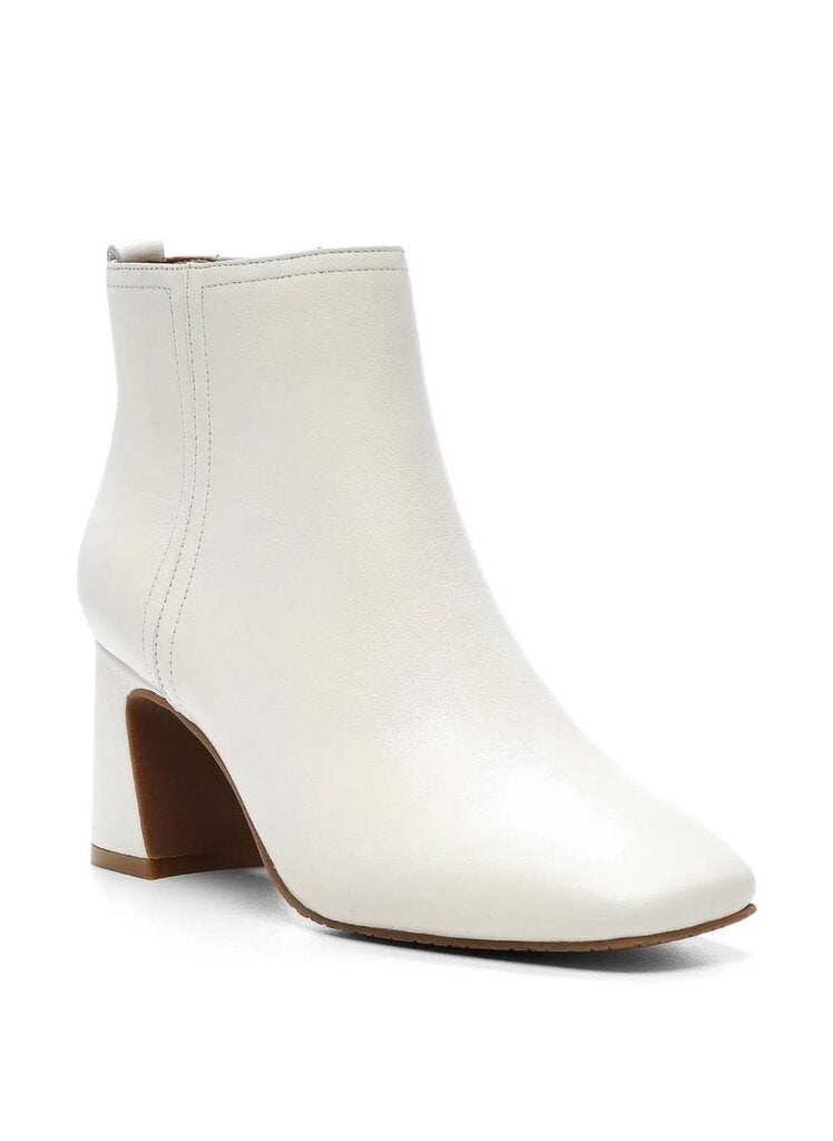 NYDJ Chereeo Off White Nappa Boots 9.5