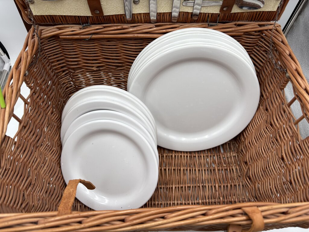 Picnic Outfits Optima Mfg. C. England Picnic Set (22Pcs)