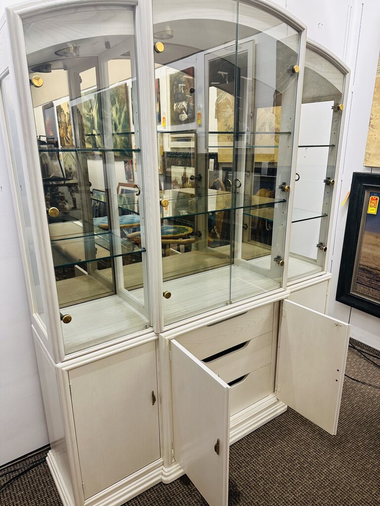 Thomasville Lighted China Cabinet 64x16x81