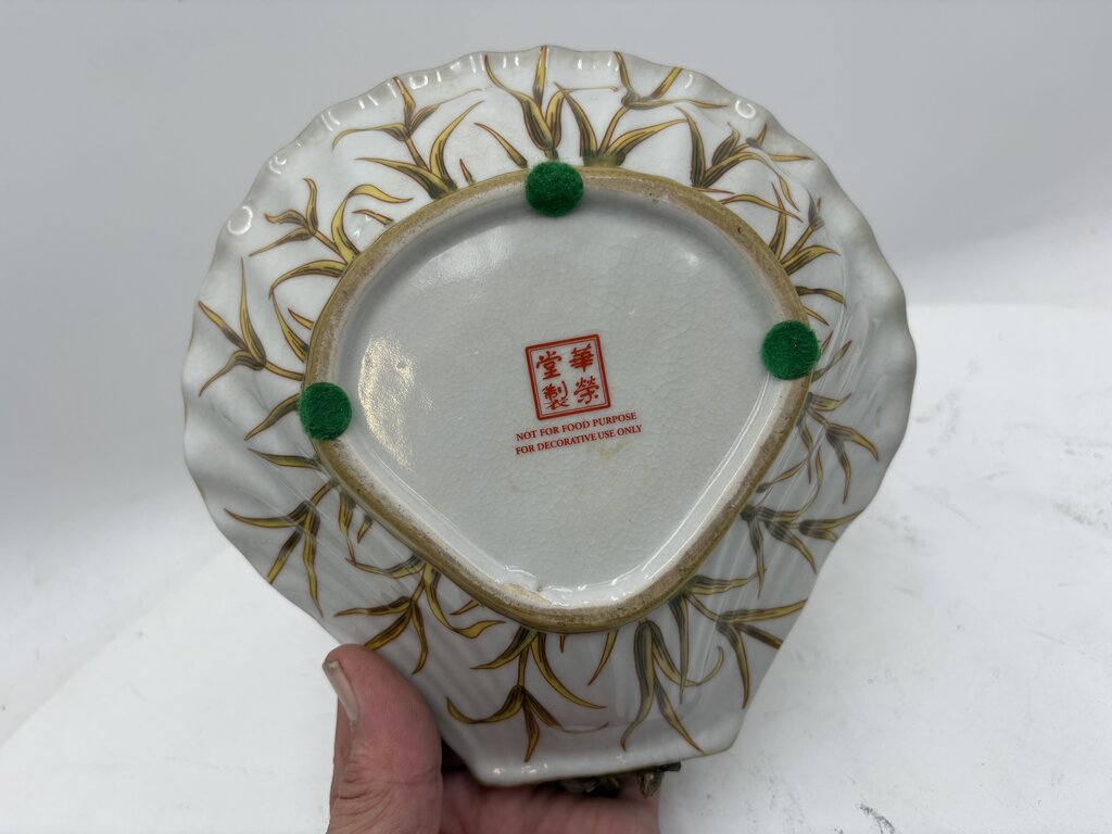 Chinese Export Decorative Porcelain Dish Scalloped Edge Shell & 2 Brass Birds