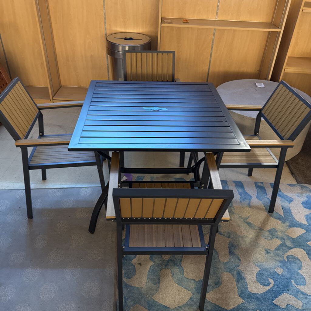 PamaPic Patio Dining Chairs (4) With Table (1)