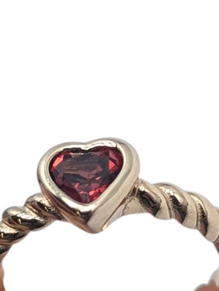 Ring 14k Yellow Gold Heart Shaped Garnet