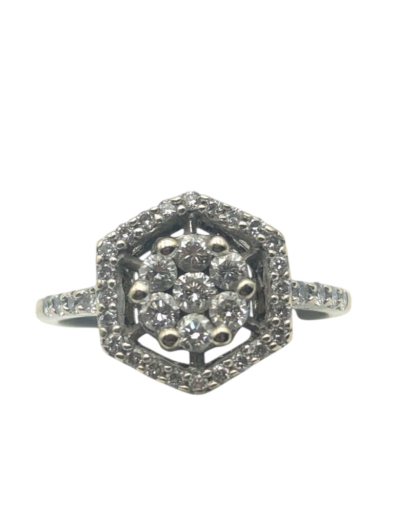 Ring 18k White Gold Center Flower w/ Diamonds