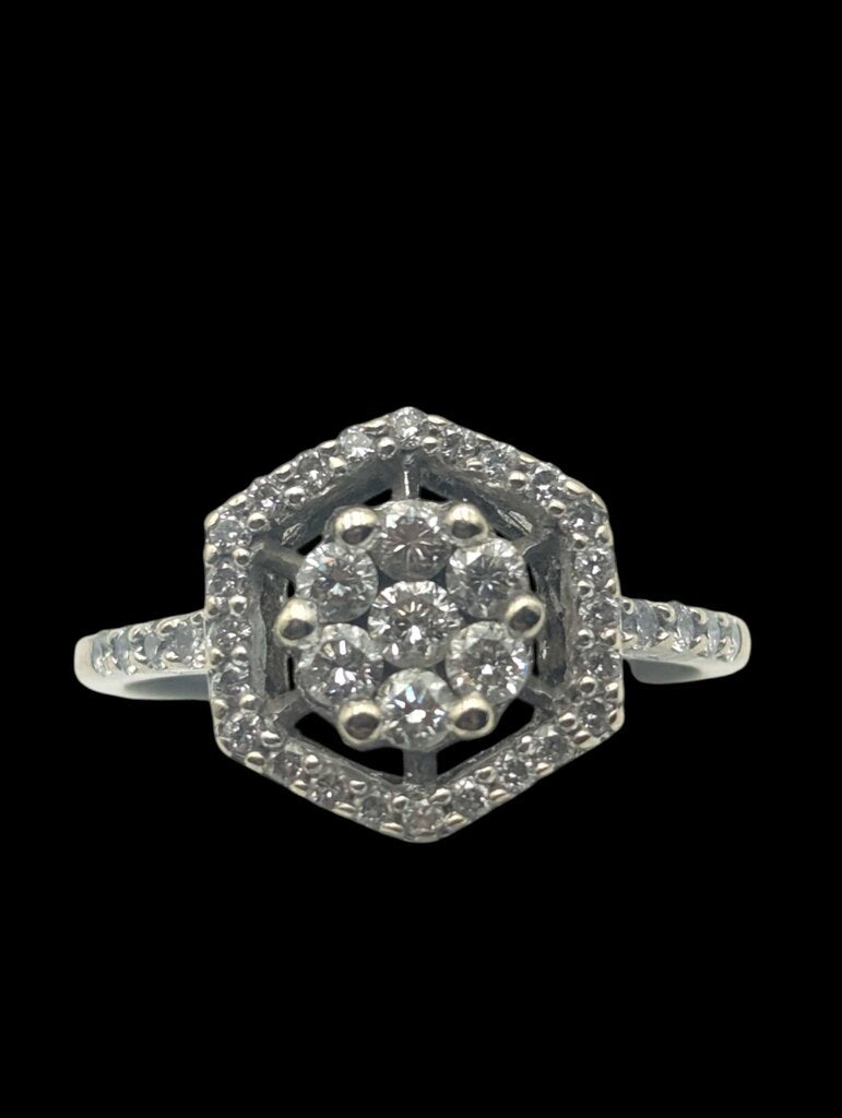 Ring 18k White Gold Center Flower w/ Diamonds