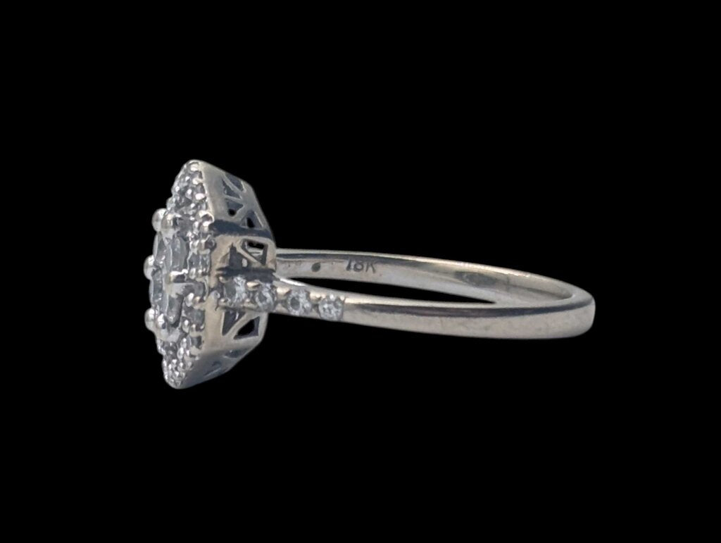 Ring 18k White Gold Center Flower w/ Diamonds