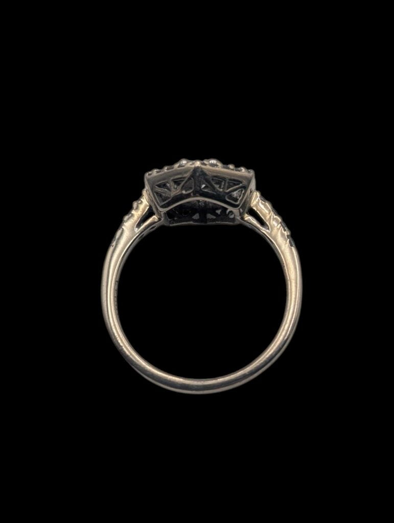 Ring 18k White Gold Center Flower w/ Diamonds