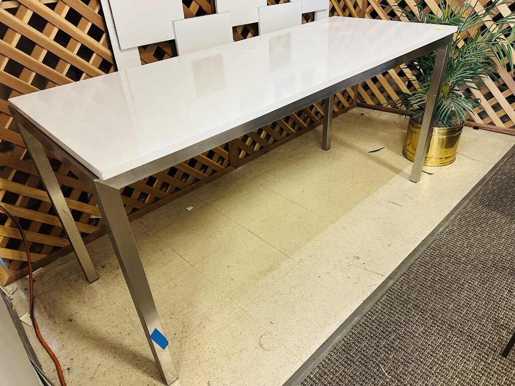 Belgium Quartz Top & Chrome Base Table