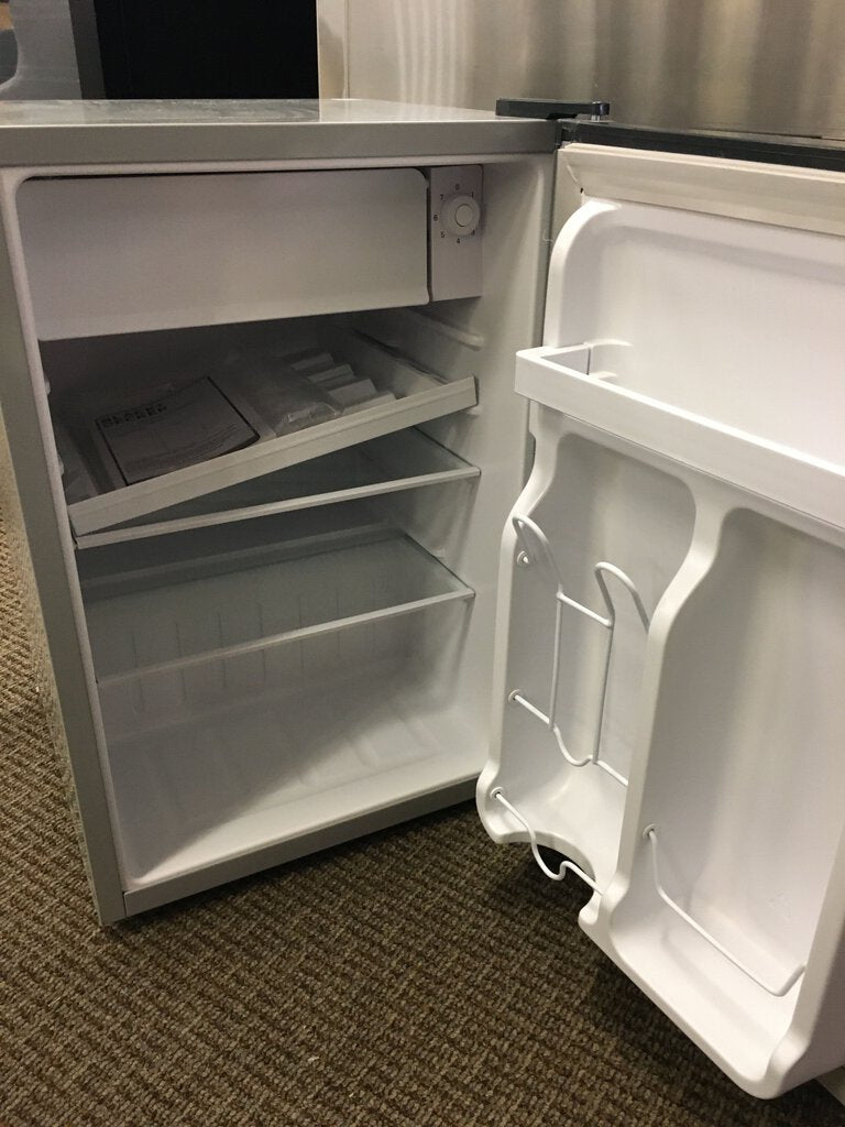 Black+Decker Compact Single Door Refrigerator W/ Freezer - Miss Daisy's  Consignment & Auction House